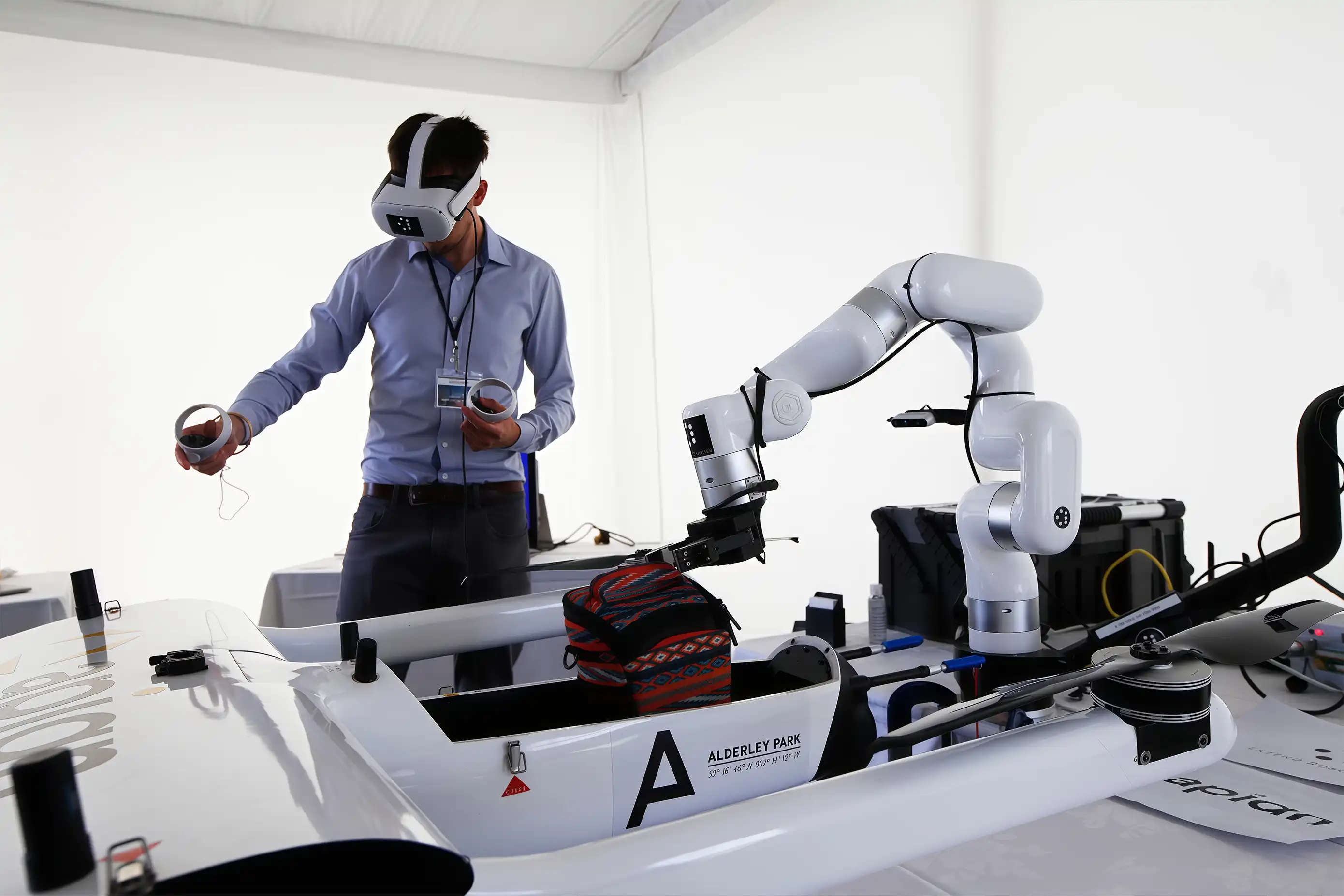 操作员使用 VR 控制器远程引导 UFACTORY xArm