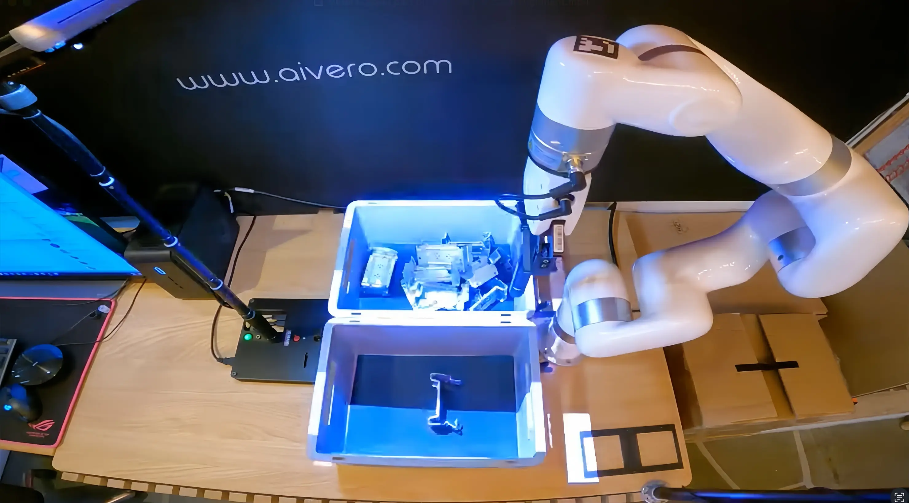 xArm 6在3D视觉引导下将夹爪定位到无序金属零件上方，准备执行料箱拣选